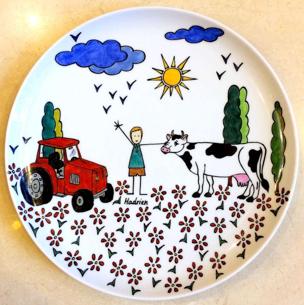 Assiette plate Elysée en porcelaine personnalisée dans un style naïf.